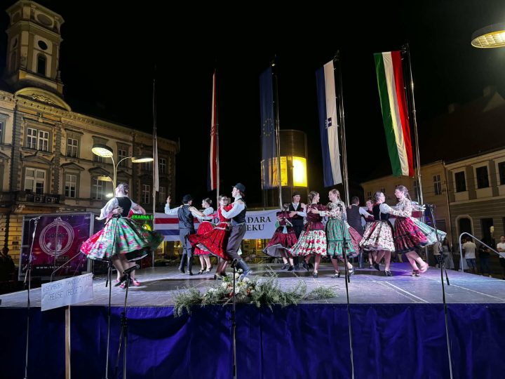 ESZÉKEN LÉPETT FEL A KISCIMBORA TÁNCEGYÜTTES