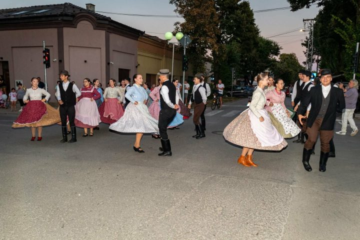 A 11. FOLK FESTEN MUTATKOZOTT BE A KISCIMBORA TÁNCEGYÜTTES