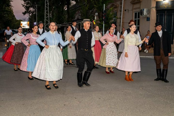 A 11. FOLK FESTEN MUTATKOZOTT BE A KISCIMBORA TÁNCEGYÜTTES