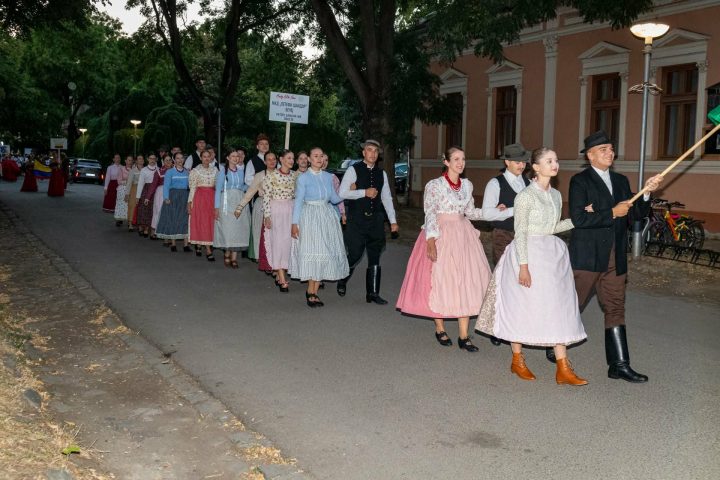 A 11. FOLK FESTEN MUTATKOZOTT BE A KISCIMBORA TÁNCEGYÜTTES