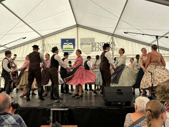 XV. NEMZETKÖZI NÉPTÁNCFESZTIVÁL LENDVÁN-A Kiscimbora táncegyüttes fellépése