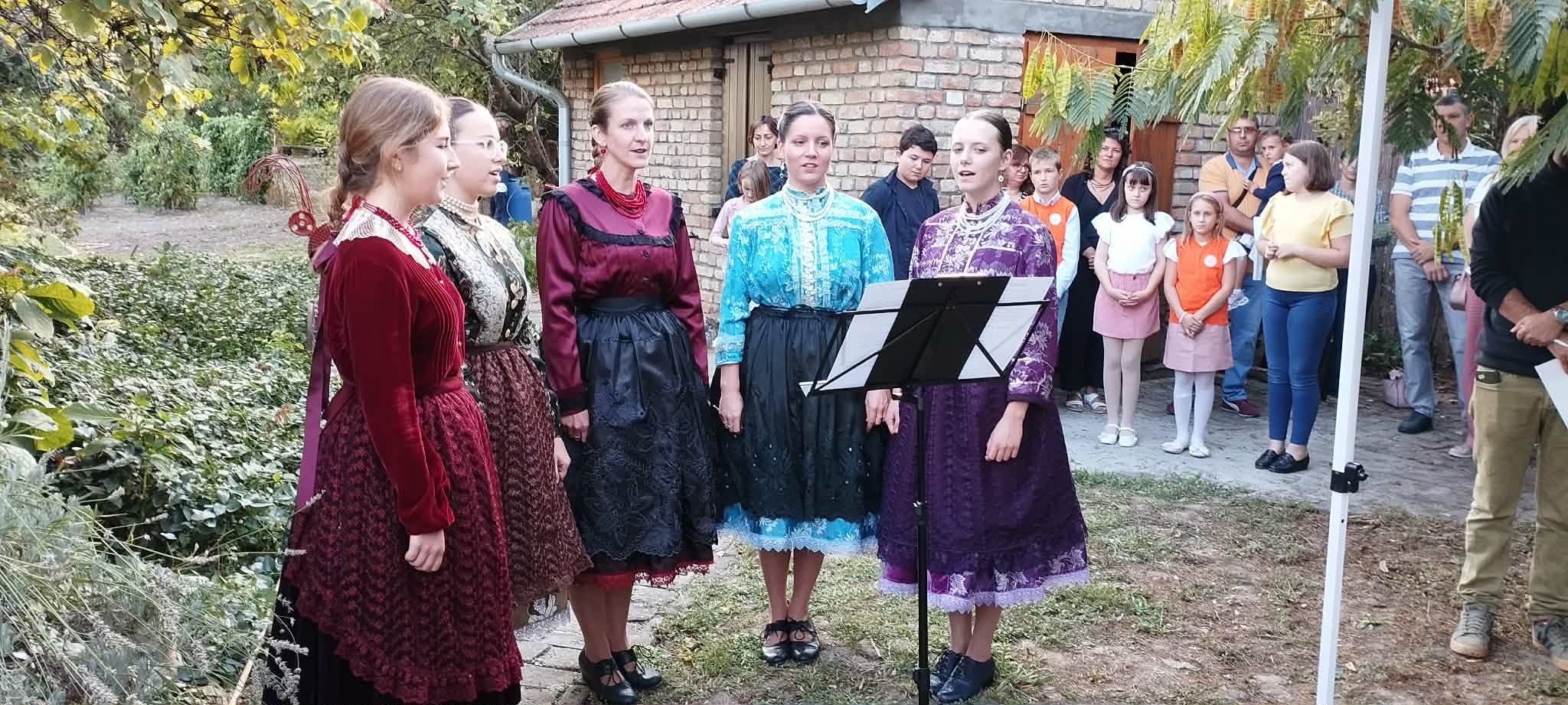 EMLÉKTÁBLA-AVATÁS DR. PAPP JÓZSEF EMLÉKÉRE-A Csicsörke énekegyüttes fellépése
